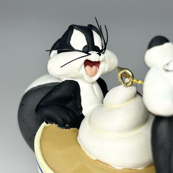 Looney Tunes Warner Bro Christmas Tree Ornament/Pepe Le Pew/Love You a Latte/Box - Picture 3 of 13